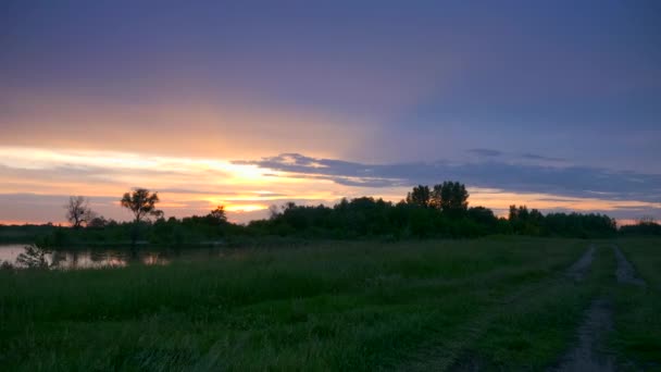 Scenic Sunset Reflection River Raindrops Water Surface Inglês Paisagem Rural — Vídeo de Stock