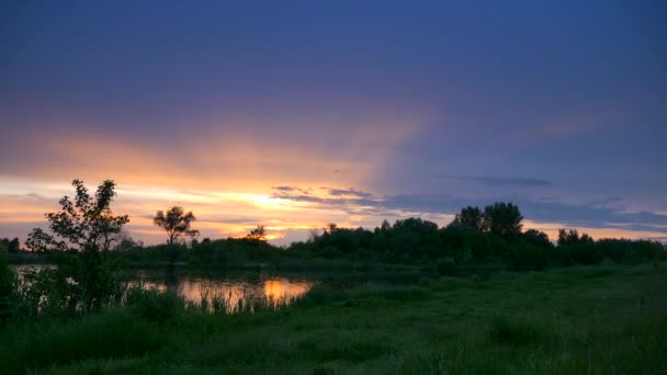 Scenic Sunset Reflection River Raindrops Water Surface Англійською Вечірня Сільська — стокове відео