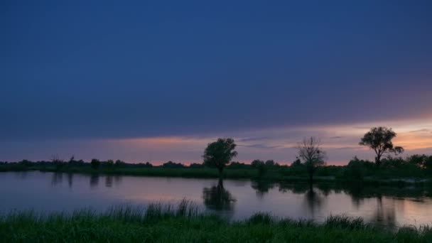 Живописное Отражение Заката Водной Поверхности Реки Рейнкапель Вечерний Сельский Пейзаж — стоковое видео