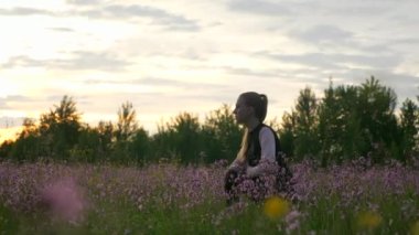 Çimenlikte Koşan Kadın. Kırsal kesim manzarası. Yağmurlu Bulutlar, Hava Durumu Bahar mevsimi. 2x Yavaş çekim - 60 FPS 'nin 1 / 2 hızı.