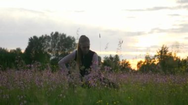 Çimenlikte Koşan Kadın. Kırsal kesim manzarası. Yağmurlu Bulutlar, Hava Durumu Bahar mevsimi. 2x Yavaş çekim - 60 FPS 'nin 1 / 2 hızı.