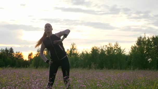 Mulher Correndo Jogging Grass Field Paisagem Rural Campo Nuvens Chuvosas — Vídeo de Stock