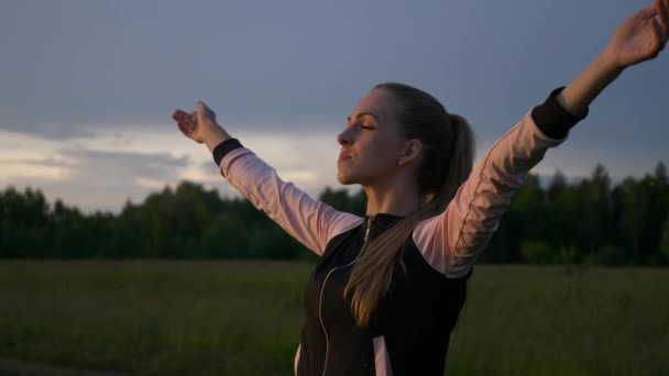 Spor Giyim Kıyafetli Sarışın Kadın Sunset Izliyor Koşu Fitnesinden Sonra — Stok video