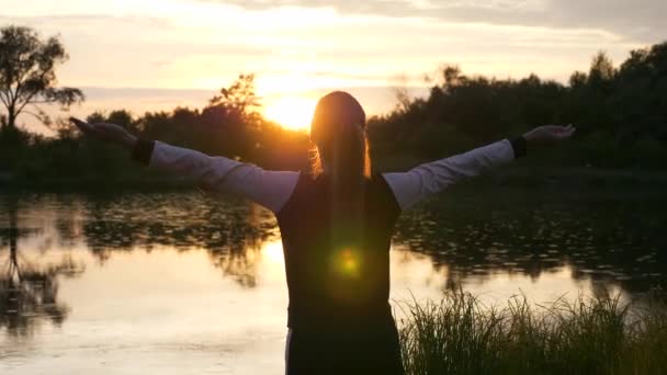 Woman Sportswear Suit Rises Hands Sky Apreciando Beleza Natureza Pôr — Vídeo de Stock