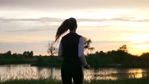 Mujer Corriendo Trotando Crepúsculo Cerca Río Frente Puesta Del Sol — Vídeos de Stock