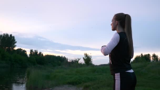 Kvinnan Sprang Jogging Grass Field Landsbygdslandskap Regniga Moln Väder Vårsäsongen — Stockvideo