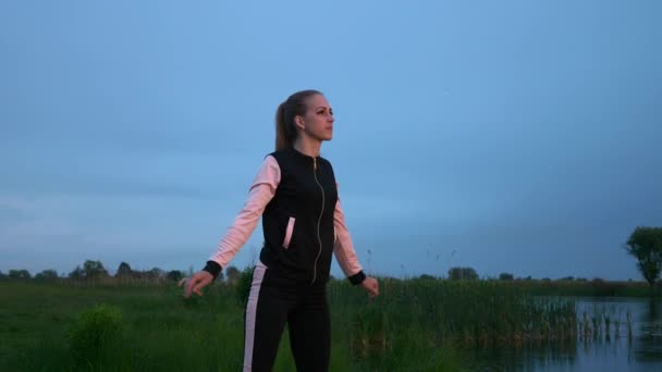 Mujer Corriendo Corriendo Campo Hierba Paisaje Rural Campo Nubes Lluviosas — Vídeos de Stock