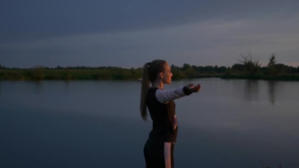 Woman Sportswear Suit Rises Hands Sky Apreciando Beleza Natureza Pôr — Vídeo de Stock
