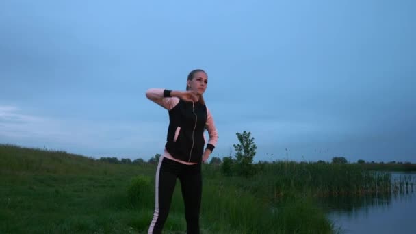 Mulher Correndo Jogging Grass Field Paisagem Rural Campo Nuvens Chuvosas — Vídeo de Stock