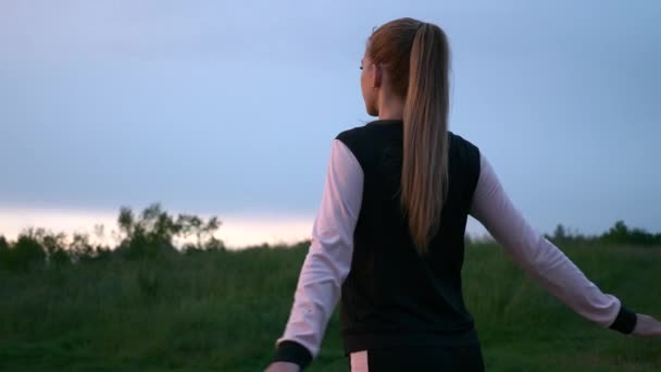 Kvinnan Sprang Jogging Grass Field Landsbygdslandskap Regniga Moln Väder Vårsäsongen — Stockvideo