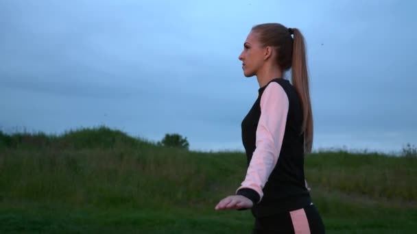 Kvinnan Sprang Jogging Grass Field Landsbygdslandskap Regniga Moln Väder Vårsäsongen — Stockvideo