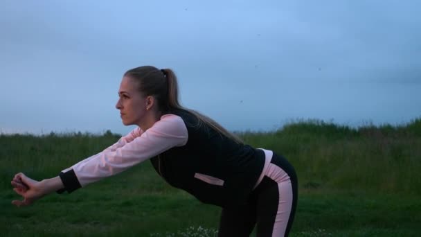 Mulher Correndo Jogging Grass Field Paisagem Rural Campo Nuvens Chuvosas — Vídeo de Stock