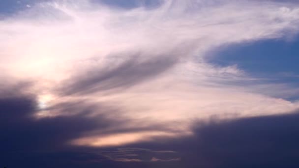 60P夕方の空の動的運動におけるタイムラプス雲形成 — ストック動画