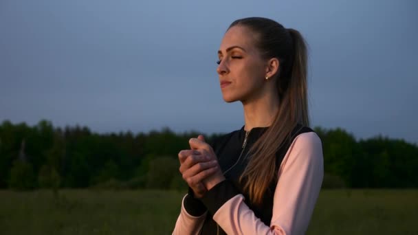 Mujer Traje Deportivo Orando Cerca River Field Frente Sunset Descansar — Vídeos de Stock