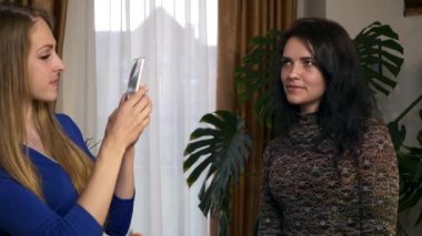 İki Bayan Arkadaş Evdeki Akıllı Telefon 'da Fotoğraf Çekiyor. 2x Yavaş çekim - 0.5 hız 60 FPS
