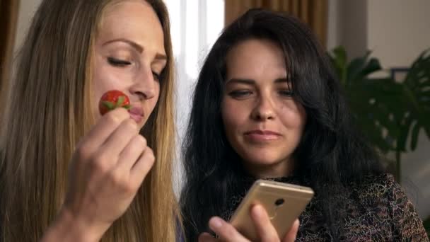 Due Amiche Mangiano Fragole Mentre Chiacchierano Guardano Social Media Smartphone — Video Stock