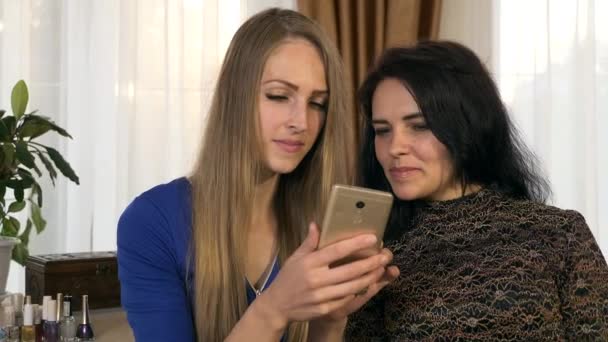 Dvě Ženy Přátelé Sdílení Sledování Sociálních Médií Smartphone Doma Zpomalený — Stock video
