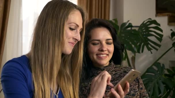 Two Female Friends Sharing Watching Social Media Smartphone Home Dalam — Stok Video