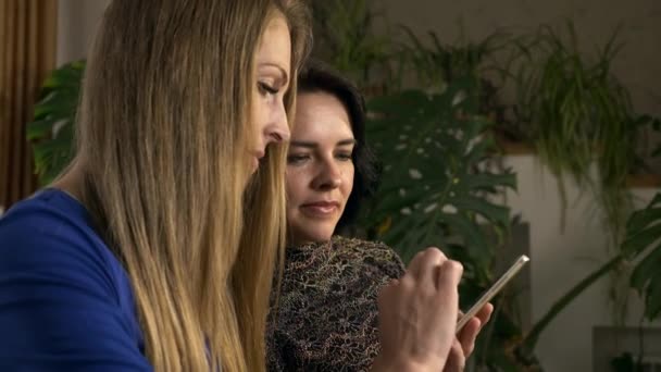 Dos Amigas Compartiendo Viendo Las Redes Sociales Smartphone Casa Cámara — Vídeos de Stock