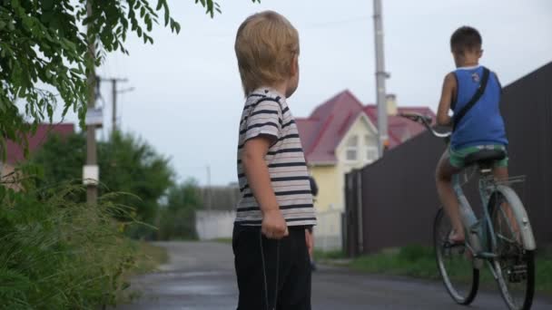 Pequeño Niño Mirando Bicicleta Mientras Camina Juega Camino Rural Los — Vídeos de Stock