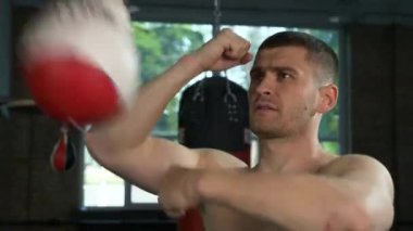 Şehir Spor Salonu 'nda 4K 60p Kafkas Erkek Boksör Eğitimi. Punch Bags Pads 'de Vuruşlar Çalışması