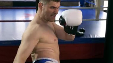 Şehir Spor Salonu 'nda 4K 60p Kafkas Erkek Boksör Eğitimi. Punch Bags Pads 'de Vuruşlar Çalışması
