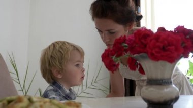 Genç Anne, Aile Yemeğinden Önce Küçük Çocuk 'u Mutfakta giydiriyor. 2x Yavaş çekim - Yarım hız 60 FPS