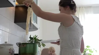 Ev hanımı yemek pişirmekle meşgul. Kafkasyalı Kadın Kadın Anne, Mutfakta. 2x Yavaş çekim - Yarım hız 60 FPS