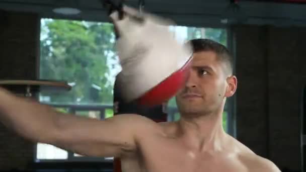 Entraînement Boxeur Masculin Caucasien 60P Urban Gym Pratiquer Hits Sur — Video