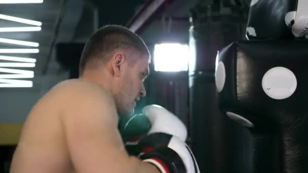 60P Kaukasische Bokser Training Bij Urban Gym Oefenen Hits Punch — Stockvideo