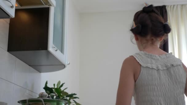 Hanımı Yemek Pişirmekle Meşgul Kafkasyalı Kadın Kadın Anne Mutfakta Yavaş — Stok video