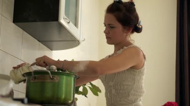 Zajęta Gospodyni Domowa Gotująca Kolację Biała Kobieta Żona Matka Kuchni — Wideo stockowe