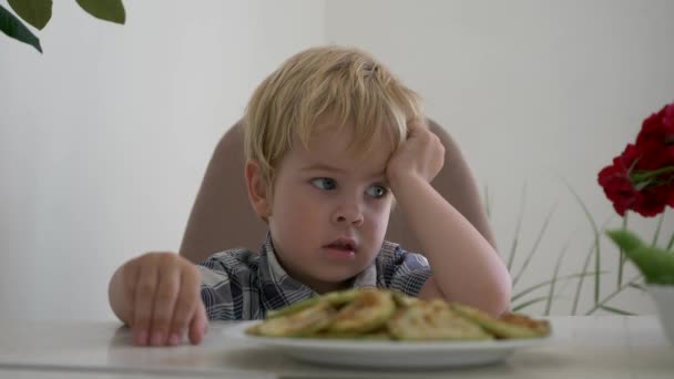 Närbild Uttråkad Lilla Barn Väntar Mat Medan Sitter Vid Köksbordet — Stockvideo