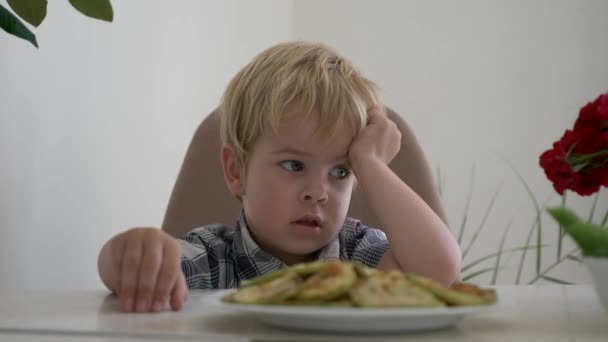 Close Verveeld Kind Wacht Een Maaltijd Tijdens Het Zitten Aan — Stockvideo