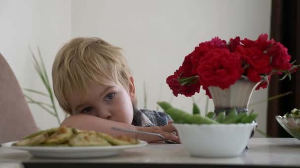 Großaufnahme Wartet Ein Gelangweiltes Kind Küchentisch Auf Seine Mahlzeit Zeitlupe — Stockvideo