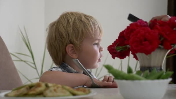 Liebevolle Mutter Kämmt Ihrem Sohn Vor Dem Familienessen Küchentisch Die — Stockvideo