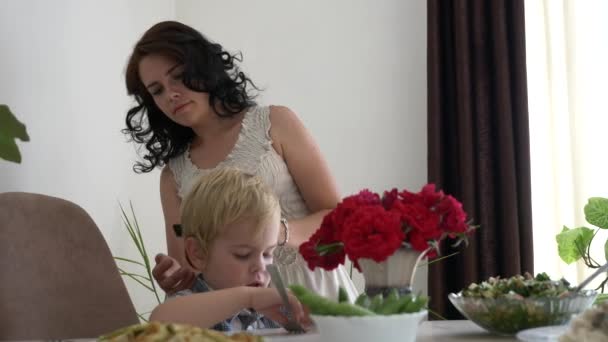 Loving Mother Combing Son Hair Family Meal Aan Keukentafel Slow — Stockvideo