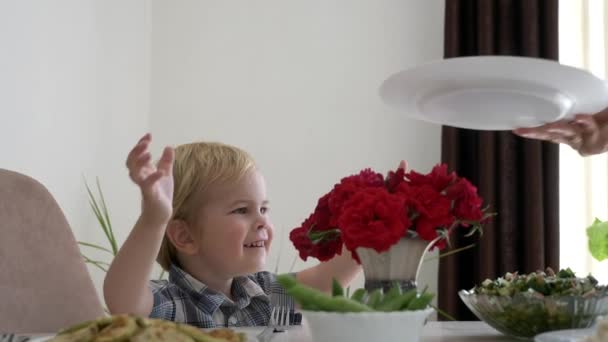 Mãe Prato Comida Criança Começa Comer Com Prazer Câmera Lenta — Vídeo de Stock