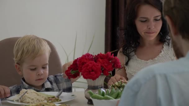 Junge Glückliche Familie Isst Küchentisch Leckeres Gesundes Essen Zeitlupe Halbgeschwindigkeit — Stockvideo