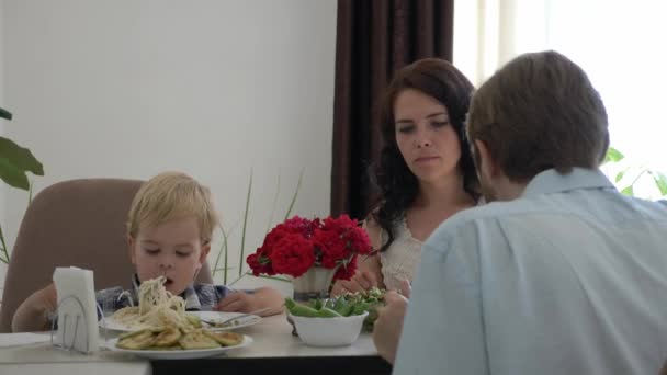 Junge Glückliche Familie Isst Küchentisch Leckeres Gesundes Essen Zeitlupe Halbgeschwindigkeit — Stockvideo