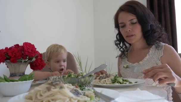 Νεαρή Ευτυχισμένη Οικογένεια Έχει Δείπνο Στο Τραπέζι Της Κουζίνας Τρώγοντας — Αρχείο Βίντεο