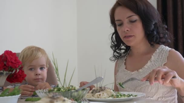 Jovem Família Feliz Está Jantando Mesa Cozinha Comer Alimentos Saudáveis — Vídeo de Stock