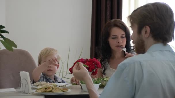 Jovem Família Feliz Está Jantando Mesa Cozinha Comer Alimentos Saudáveis — Vídeo de Stock
