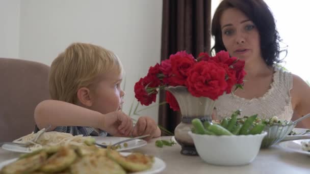 Junge Glückliche Familie Isst Küchentisch Leckeres Gesundes Essen Zeitlupe Halbgeschwindigkeit — Stockvideo