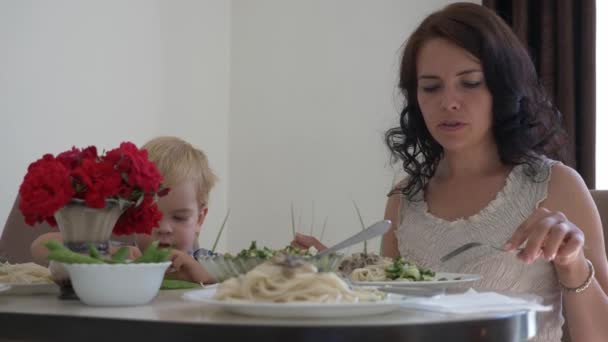 Jovem Família Feliz Está Jantando Mesa Cozinha Comer Alimentos Saudáveis — Vídeo de Stock