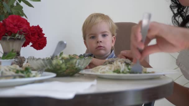 Junge Glückliche Familie Isst Küchentisch Leckeres Gesundes Essen Zeitlupe Halbgeschwindigkeit — Stockvideo