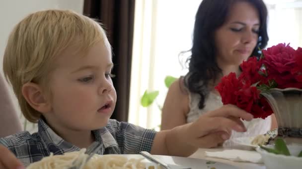 Joven Familia Feliz Está Cenando Mesa Cocina Comer Comida Sabrosa — Vídeos de Stock