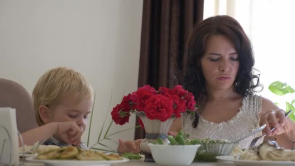 Joven Familia Feliz Está Cenando Mesa Cocina Comer Comida Sabrosa — Vídeos de Stock