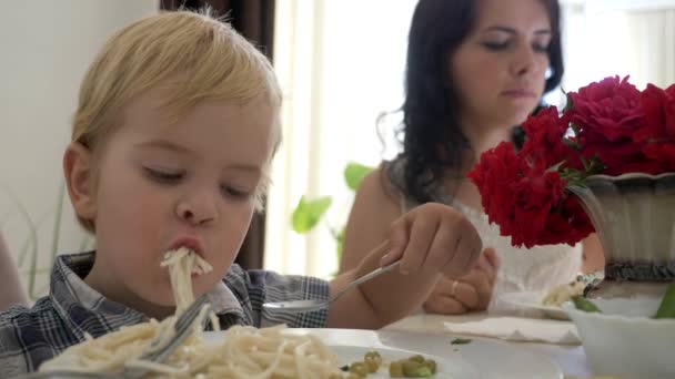 Молода Сім Вечеряє Столом Кухні Їжте Смачну Здорову Їжу Повільний — стокове відео