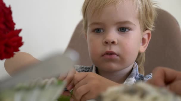 Junge Glückliche Familie Isst Küchentisch Leckeres Gesundes Essen Zeitlupe Halbgeschwindigkeit — Stockvideo